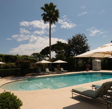 PARENTHÈSES ESTIVALES BY THE POOL